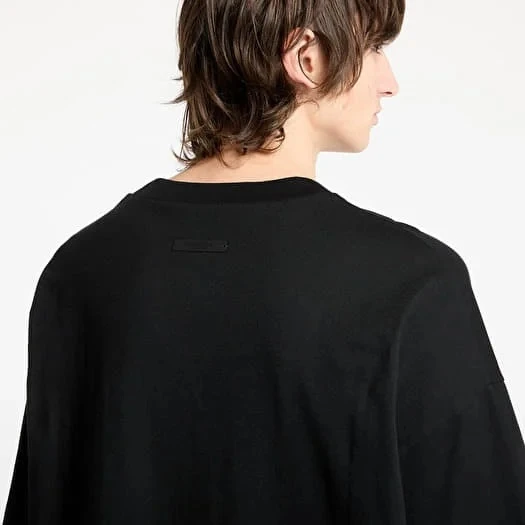 картинка Fear of God Essentials SS25 T-Shirt College Print Black магазин Одежда+ являющийся официальным дистрибьютором в России 