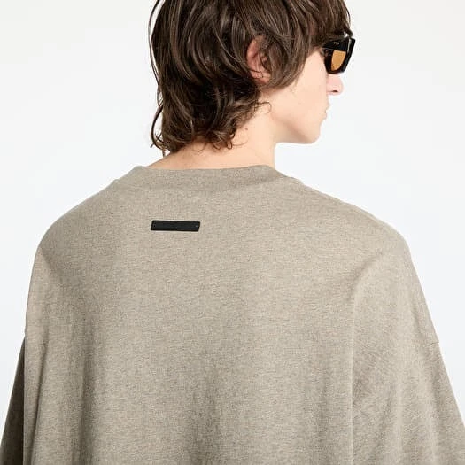 картинка Fear of God Essentials Jersey Crewneck Tee Heather Grey магазин Одежда+ являющийся официальным дистрибьютором в России 