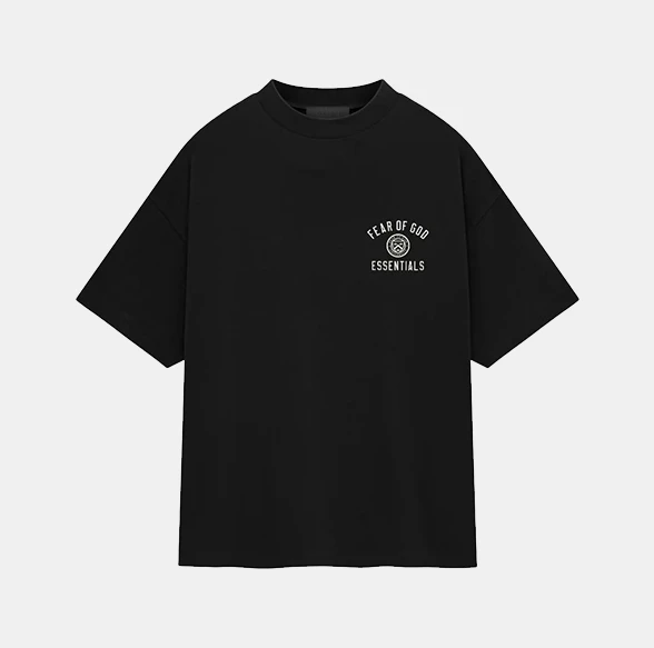 картинка Fear of God Essentials SS25 T-Shirt College Print Black магазин Одежда+ являющийся официальным дистрибьютором в России 