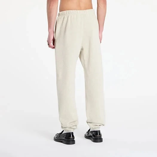 картинка Fear of God Essentials Fleece Sweatpant Heather Stone магазин Одежда+ являющийся официальным дистрибьютором в России 