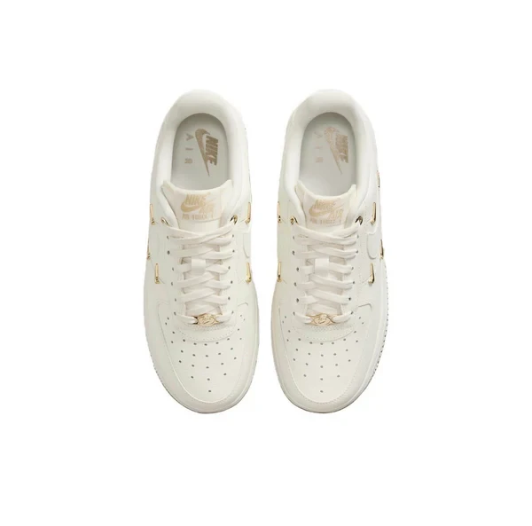 картинка Nike Air Force 1 Low Sail Metallic Gold магазин Одежда+ являющийся официальным дистрибьютором в России 
